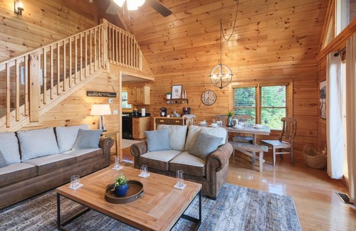 Black Bear Falls Cabina | ★Private luxury cabin, Winter Discounts, 3 King suites, STUNNING VIEWS★ Hot Tub★
