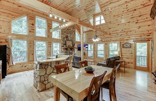 Cleveland Casa | Private Luxury Cabin w Pool Table and Firepit