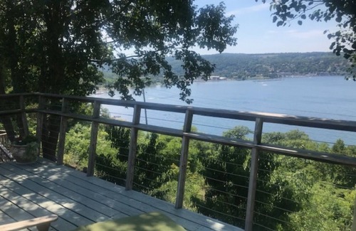 Burdett Casa | Retiro de lujo privado ... Encaramado en lo alto de un acantilado, increíble lago y vista al pueblo