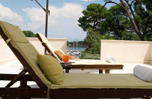 Rogac Villa | Private luxury Villa AZZURRO on Solta for up to 10 persons, free parking, very close to beach! FREE Kajak & Mountainbikes, GREAT living area & privacy!