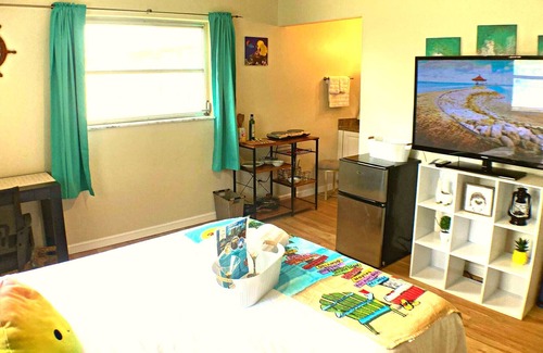 Boynton Beach Casa | Private Master Bedroom+Bath near Beach, Shopping +Kitchenette & Laundry