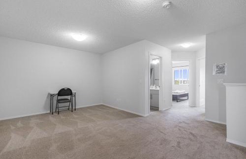Southwest Edmonton Casa | Private Master Bed Room A