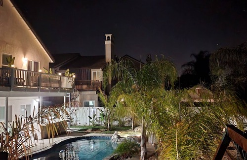 Temecula Casa | Private master Bedroom with tropical garden and pool view