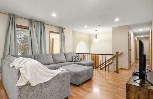 Plymouth Casa | Private Master Suite in house - 14 miles To Downtown Minneapolis