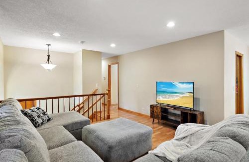 Plymouth Casa | Private Master Suite in house - 14 miles To Downtown Minneapolis