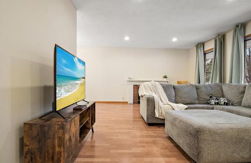 Plymouth Casa | Private Master Suite in house - 14 miles To Downtown Minneapolis