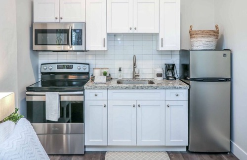 Coral Terrace Apartamento | Your Private Miami Studio: Comfort & Convenience