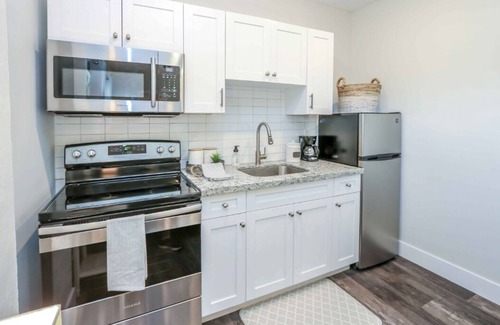 Coral Terrace Apartamento | Your Private Miami Studio: Comfort & Convenience