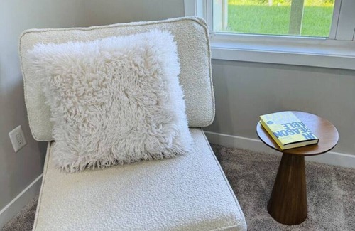 Chantilly Casa | Private, Modern+Cozy 1 BEDR+1 BTH Suite, Location!
