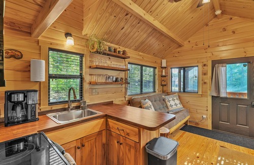 Jay Cabina | Private, Modern Log Cabin @ The Woodshed Lodge; Pet Friendly; Sleep 6