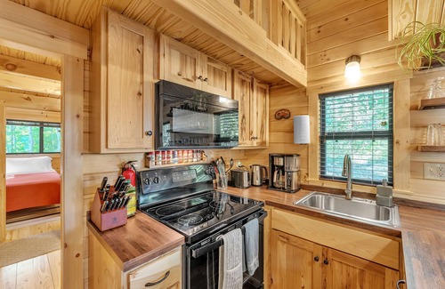 Jay Cabina | Private, Modern Log Cabin @ The Woodshed Lodge; Pet Friendly; Sleep 6
