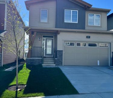 Northwest Calgary Apartamento | Private Modern Retreat in the NW