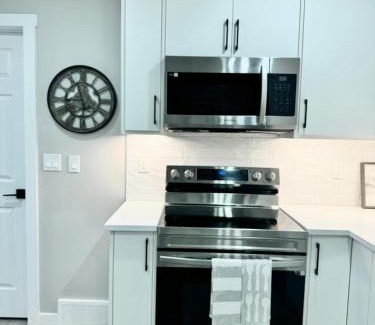 Northwest Calgary Apartamento | Private Modern Retreat in the NW