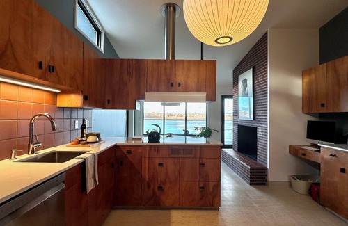 Astoria Casa | Private Modern Retreat with Stunning Riverfront Views!