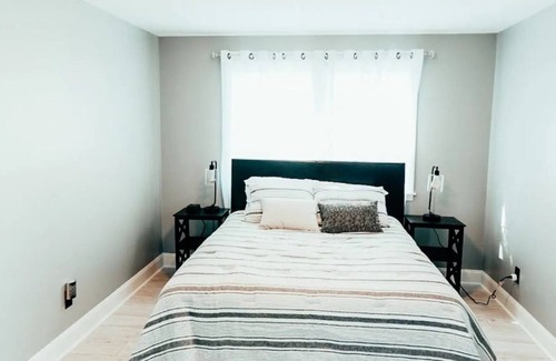 Utica Casa | Private Modern Two Bedroom Sunset Getaway!