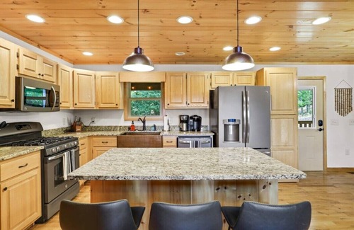 Blairsville Cabina | Private Mountain Getaway - Movie Theater - Hot Tub
