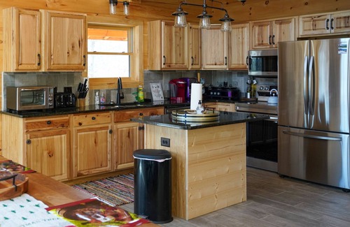 Mount Airy Cabina | Private Mountain Lodge 5 Masters, Large Cabin Mt. Airy, NC