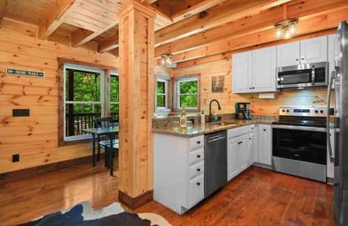 Ellijay Cabina | Private Mountain Oasis! Hot tub, Fire Pit & Games in Blue Ridge Mountains! Dogs!