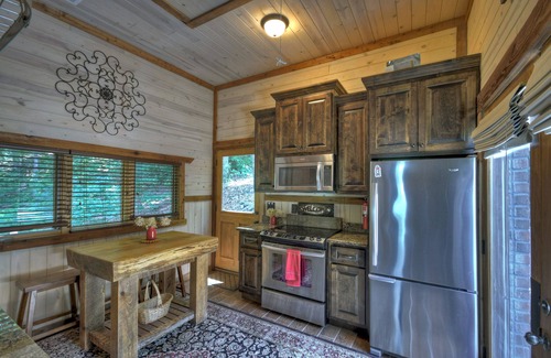 Blairsville Cabina | Private Mountain Rock Cabin with Spectacular Views