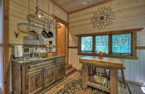 Blairsville Cabina | Private Mountain Rock Cabin with Spectacular Views