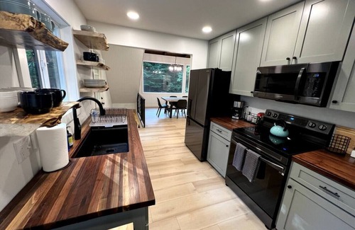 Pisgah Forest Cabina | Private Mountain Chalet-Fenced in Yard for Pets!