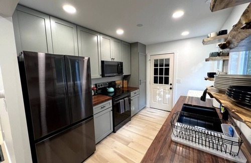 Pisgah Forest Cabina | Private Mountain Chalet-Fenced in Yard for Pets!