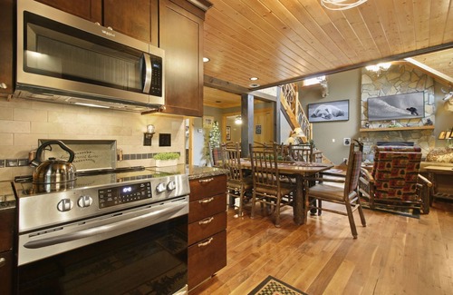 Fleetwood Casa | Private Mtn Home Fire Pit Game Rm Dogs Welcome Fence Close to Boone-W Jefferson