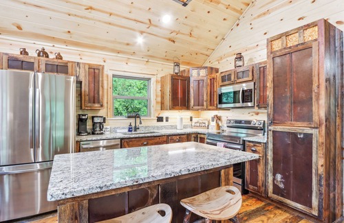 Murphy Cabina | Private Murphy Cabin Rental with Wraparound Porch!