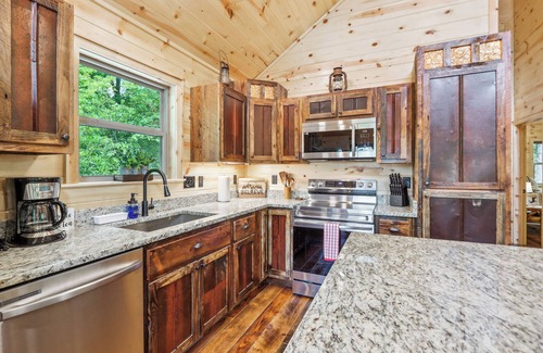 Murphy Cabina | Private Murphy Cabin Rental with Wraparound Porch!