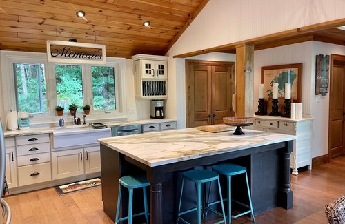 Utterson Cabaña | Private Muskoka Island Getaway 6 BR on Skeleton Lake New Boathouse and Fast WiFi