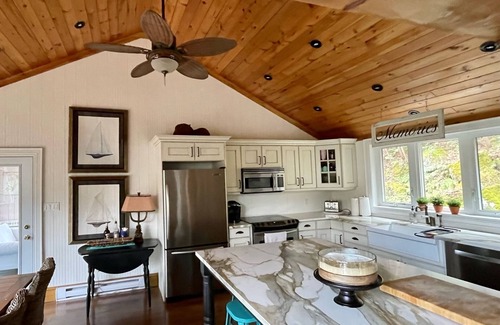 Utterson Cabaña | Private Muskoka Island Getaway 6 BR on Skeleton Lake New Boathouse and Fast WiFi