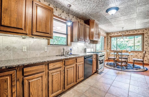 Norman Casa | Private n secluded blocks from the OU football stadium Pool outdoor kitchen