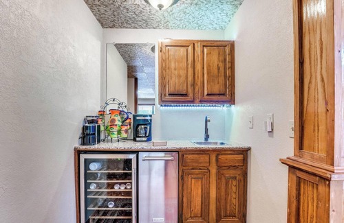 Norman Casa | Private n secluded blocks from the OU football stadium Pool outdoor kitchen