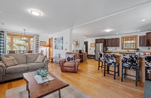 West Bridgewater Casa | Private, new home near Skyeship gondola with four fireplaces, washer/dryer, WiFi