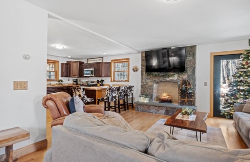 West Bridgewater Casa | Private, new home near Skyeship gondola with four fireplaces, washer/dryer, WiFi