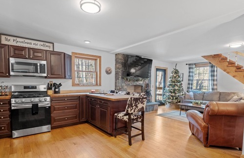 West Bridgewater Casa | Private, new home near Skyeship gondola with four fireplaces, washer/dryer, WiFi
