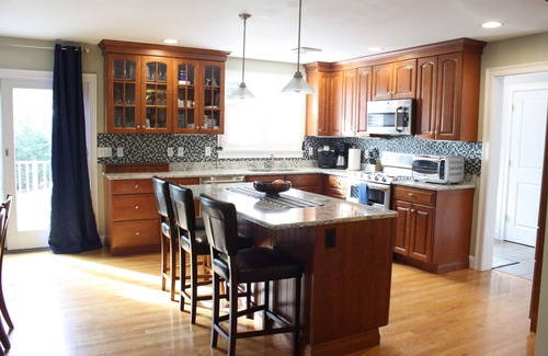 Centerville Casa | ¡NUEVO! Oasis privado-4min Craigville Bch, aire acondicionado, pozo de fuego, ducha al aire libre, pase de playa