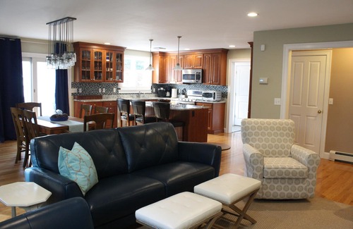 Centerville Casa | ¡NUEVO! Oasis privado-4min Craigville Bch, aire acondicionado, pozo de fuego, ducha al aire libre, pase de playa