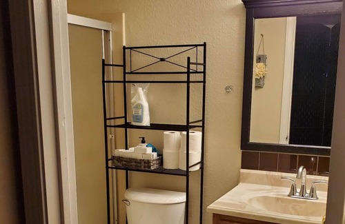 Tracy Casa | Private Oasis with private entrance and bathroom