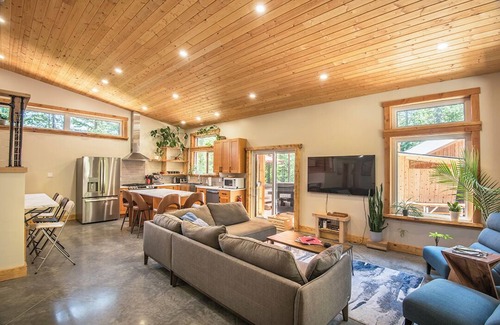 Rossland Casa | Private oasis with sauna and hot tub @ Red Mountain