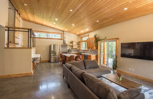 Rossland Casa | Private oasis with sauna and hot tub @ Red Mountain