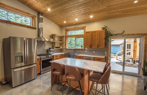 Rossland Casa | Private oasis with sauna and hot tub @ Red Mountain