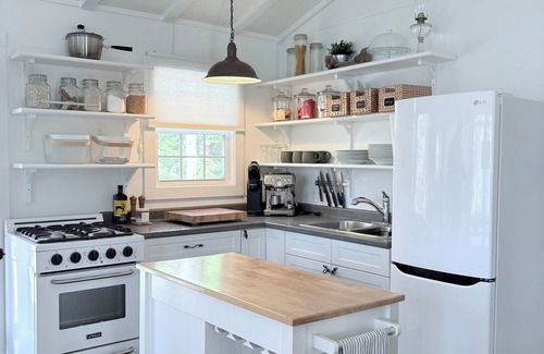 Queens Cabaña | Private oceanfront cottage getaway in Mill Village