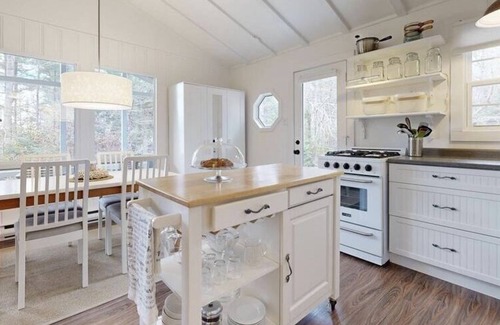 Queens Cabaña | Private oceanfront cottage getaway in Mill Village
