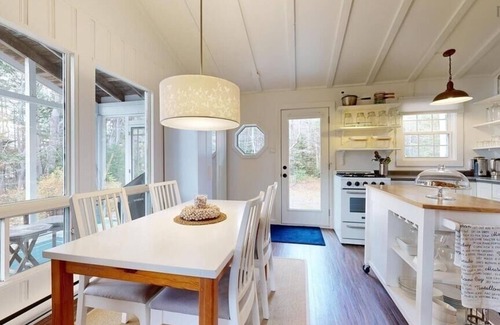 Queens Cabaña | Private oceanfront cottage getaway in Mill Village
