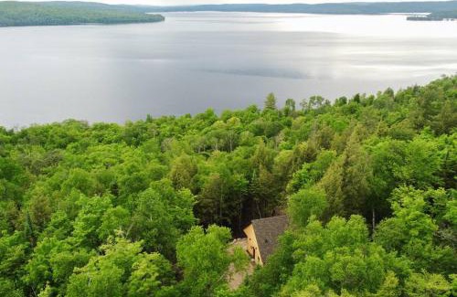 Madawaska Valley Chalet De Esquí | Private Off Grid Chalet Nestled in Nature With Waterfront Near Algonquin Park