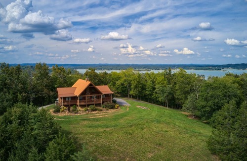 Sevierville Cabina | Private*On Douglas Lake w/access and dock*Dog(s) Welcome*