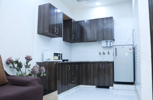 Pitampura Apartamento | Private one bedroom apartment- 5 min walk to Rani Bagh market