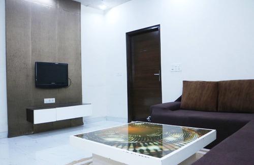Pitampura Apartamento | Private one bedroom apartment- 5 min walk to Rani Bagh market