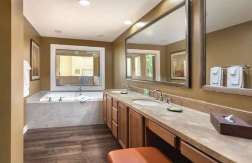 Paradise Valley Village Apartamento | Private One Bedroom Condo on Golf Course, free parking